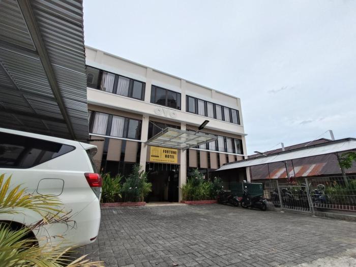 reddoorz fortune hotel jalan walanda maramis manado