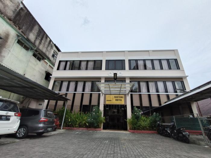reddoorz fortune hotel jalan walanda maramis manado