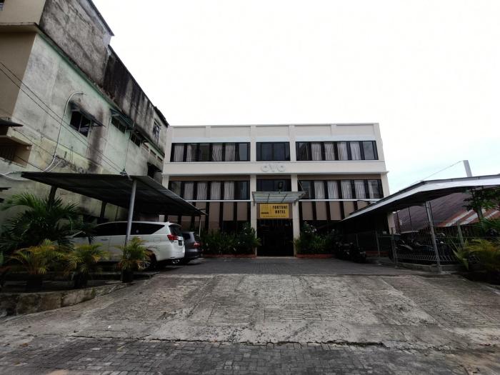 reddoorz fortune hotel jalan walanda maramis manado