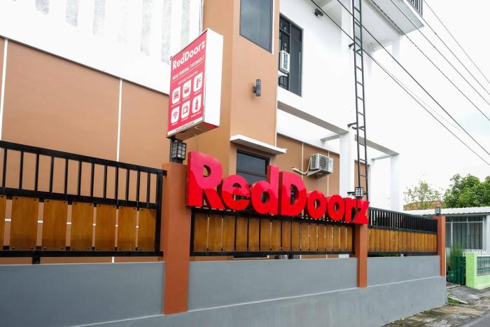 reddoorz near terminal tirtonadi 2