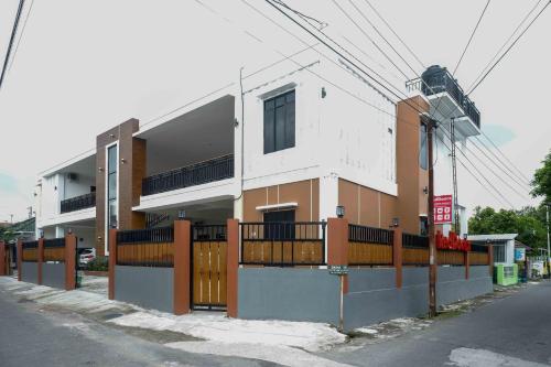 reddoorz near terminal tirtonadi 2