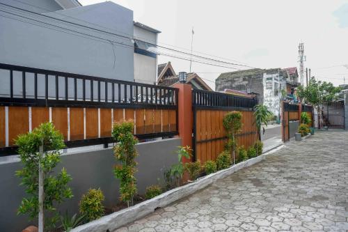 reddoorz near terminal tirtonadi 2