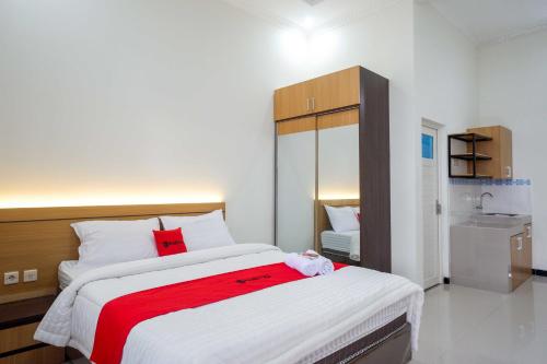 Reddoorz Near Terminal Tirtonadi 2,,2 star