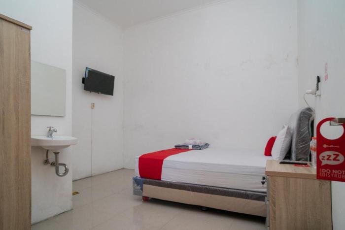 reddoorz near rs mitra keluarga waru