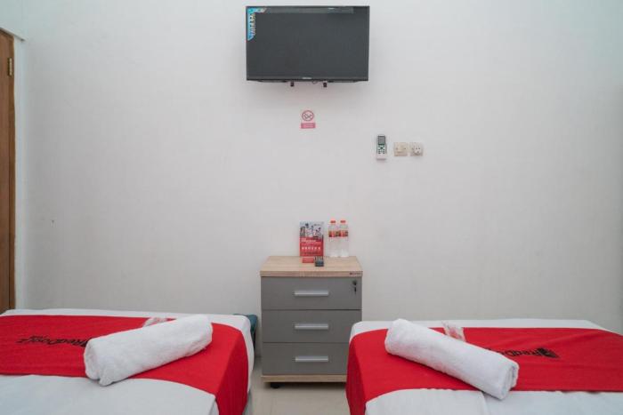 reddoorz near rs mitra keluarga waru