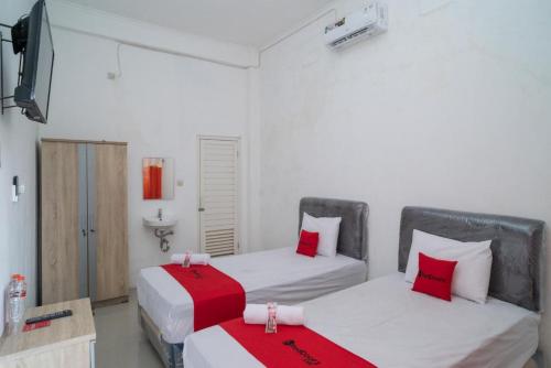 reddoorz near rs mitra keluarga waru