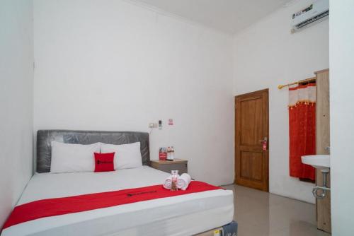 reddoorz near rs mitra keluarga waru