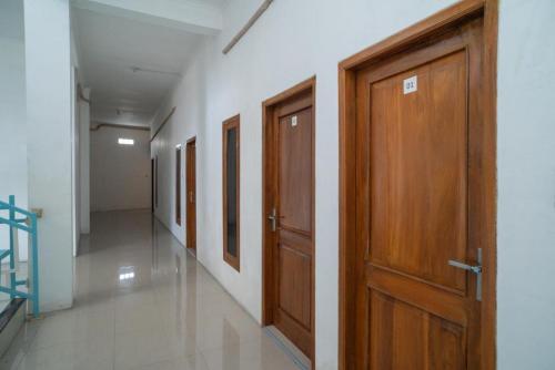 reddoorz near rs mitra keluarga waru