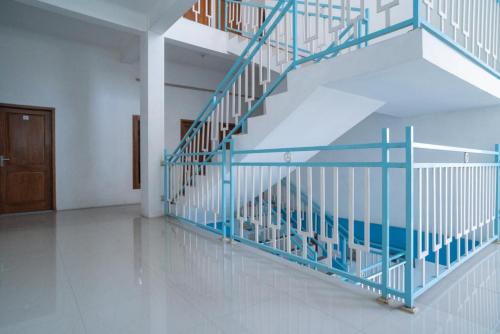 reddoorz near rs mitra keluarga waru