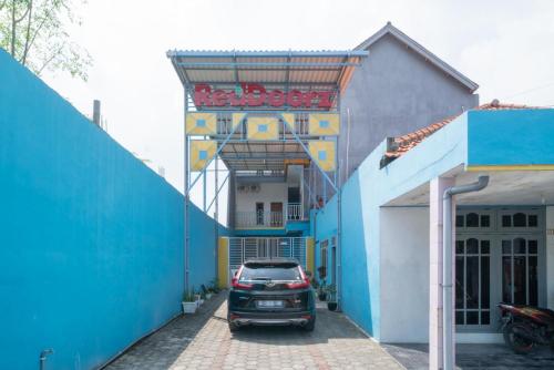 reddoorz near rs mitra keluarga waru