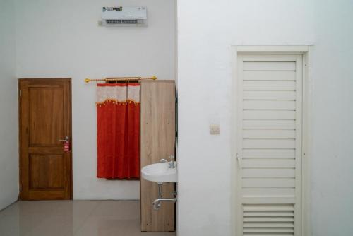 reddoorz near rs mitra keluarga waru