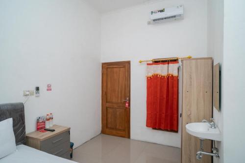 reddoorz near rs mitra keluarga waru