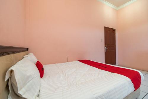 Reddoorz Near Silangit International Airport,,2 star