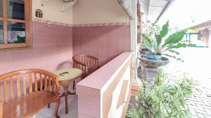 hotel shinta 1 near stasiun kertosono mitra reddoorz