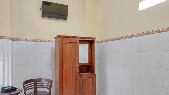 hotel shinta 1 near stasiun kertosono mitra reddoorz