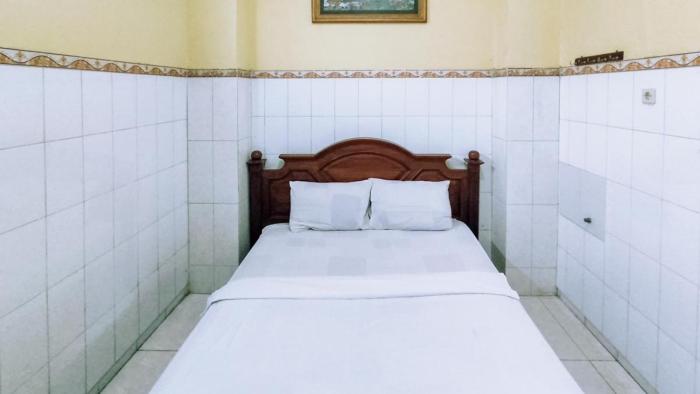 hotel shinta 1 near stasiun kertosono mitra reddoorz