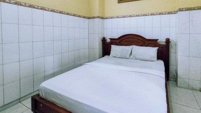 hotel shinta 1 near stasiun kertosono mitra reddoorz
