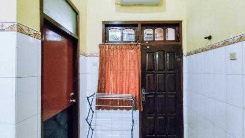 hotel shinta 1 near stasiun kertosono mitra reddoorz