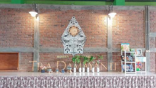 hotel shinta 1 near stasiun kertosono mitra reddoorz
