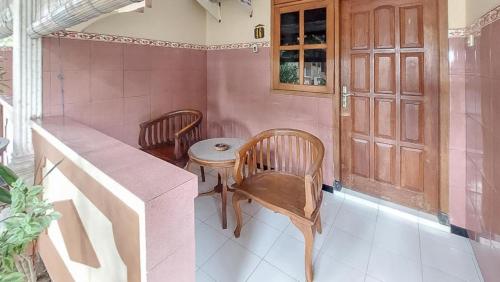 hotel shinta 1 near stasiun kertosono mitra reddoorz