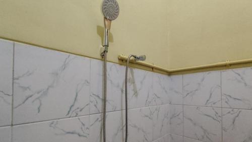 hotel shinta 1 near stasiun kertosono mitra reddoorz