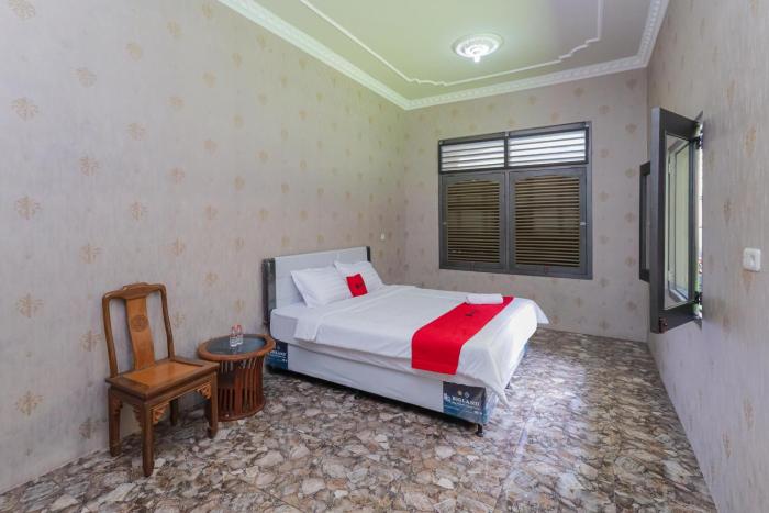 reddoorz plus villa bontes batu