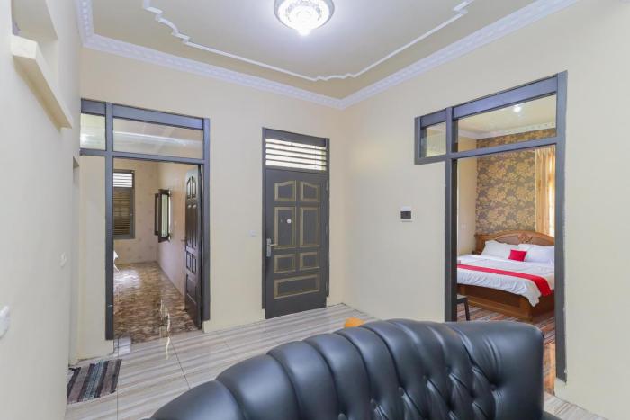 reddoorz plus villa bontes batu