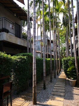 the curve residence hua hin