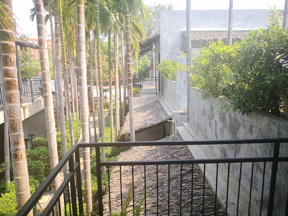 the curve residence hua hin