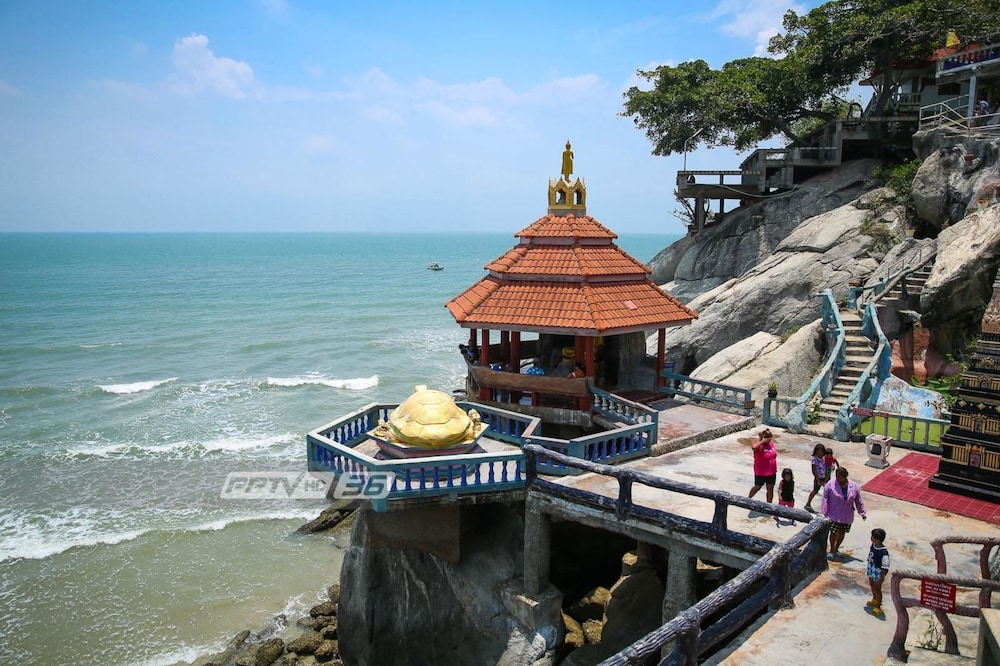 the curve residence hua hin