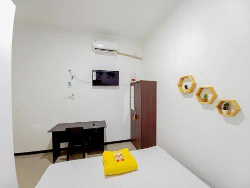 Homestay Bahari Near Wisata Bahari Tlocor Sidoarjo Mitra Reddoorz,,2 star