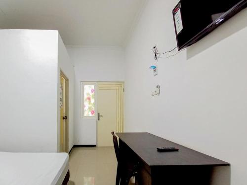 Homestay Bahari Near Wisata Bahari Tlocor Sidoarjo Mitra Reddoorz,,2 star