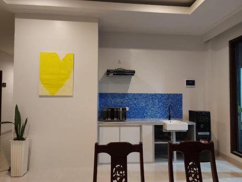 atap biru residence