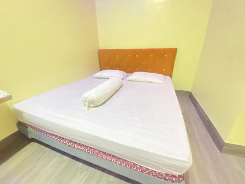 Homestay Rn Near Taman Bambu Runcing Polewali Mitra Reddoorz,,1 star