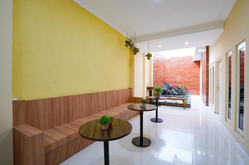 Urbanview Stay @H Jakal By Reddoorz,,3 star