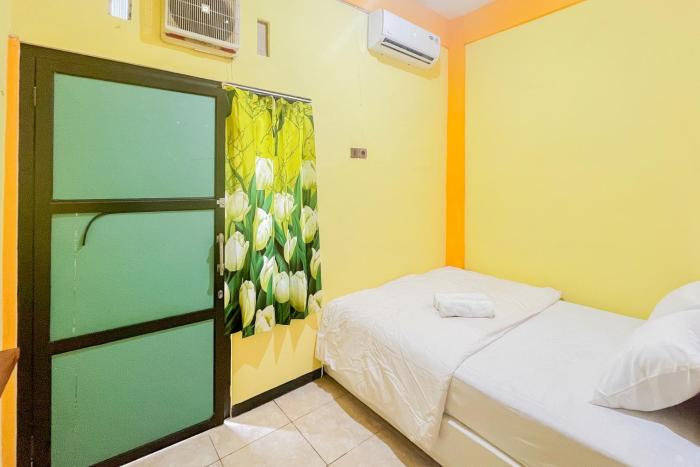sion homestay mitra reddoorz near terminal kertajaya mojokerto