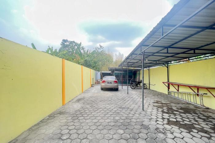 sion homestay mitra reddoorz near terminal kertajaya mojokerto