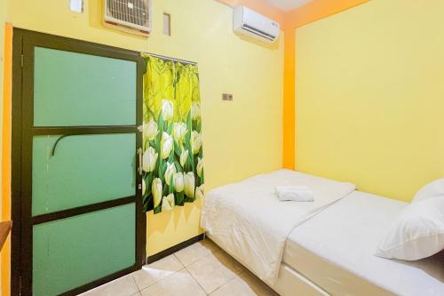 sion homestay mitra reddoorz near terminal kertajaya mojokerto
