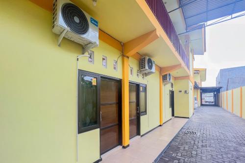 sion homestay mitra reddoorz near terminal kertajaya mojokerto