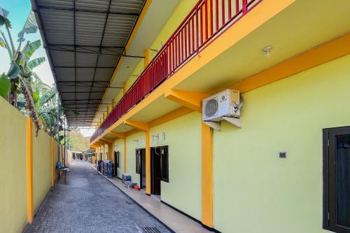 sion homestay mitra reddoorz near terminal kertajaya mojokerto