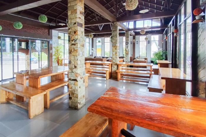as resto cafe and hotel mitra reddoorz