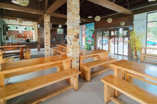 as resto cafe and hotel mitra reddoorz