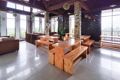 as resto cafe and hotel mitra reddoorz