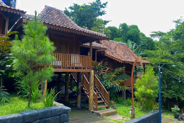 lembah mbalong resort mitra reddoorz near exit tol singosari