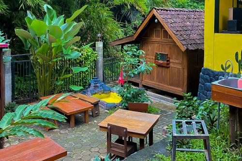lembah mbalong resort mitra reddoorz near exit tol singosari
