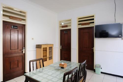 reddoorz jestro guest house batu