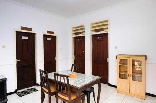 reddoorz jestro guest house batu