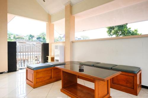 reddoorz jestro guest house batu