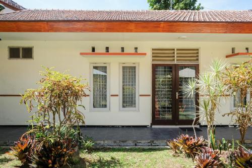 reddoorz jestro guest house batu
