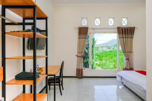 reddoorz jestro guest house batu